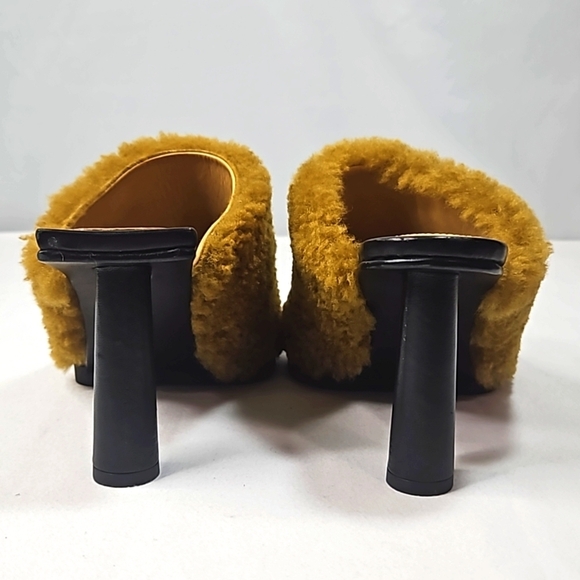 Jacquemus • Les mules carrés ronds • Shearling Mules in Khaki Size 37 - Picture 5 of 9